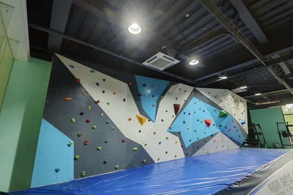 专业巡检，筑牢体育学校攀岩竞技的“安全生命线”